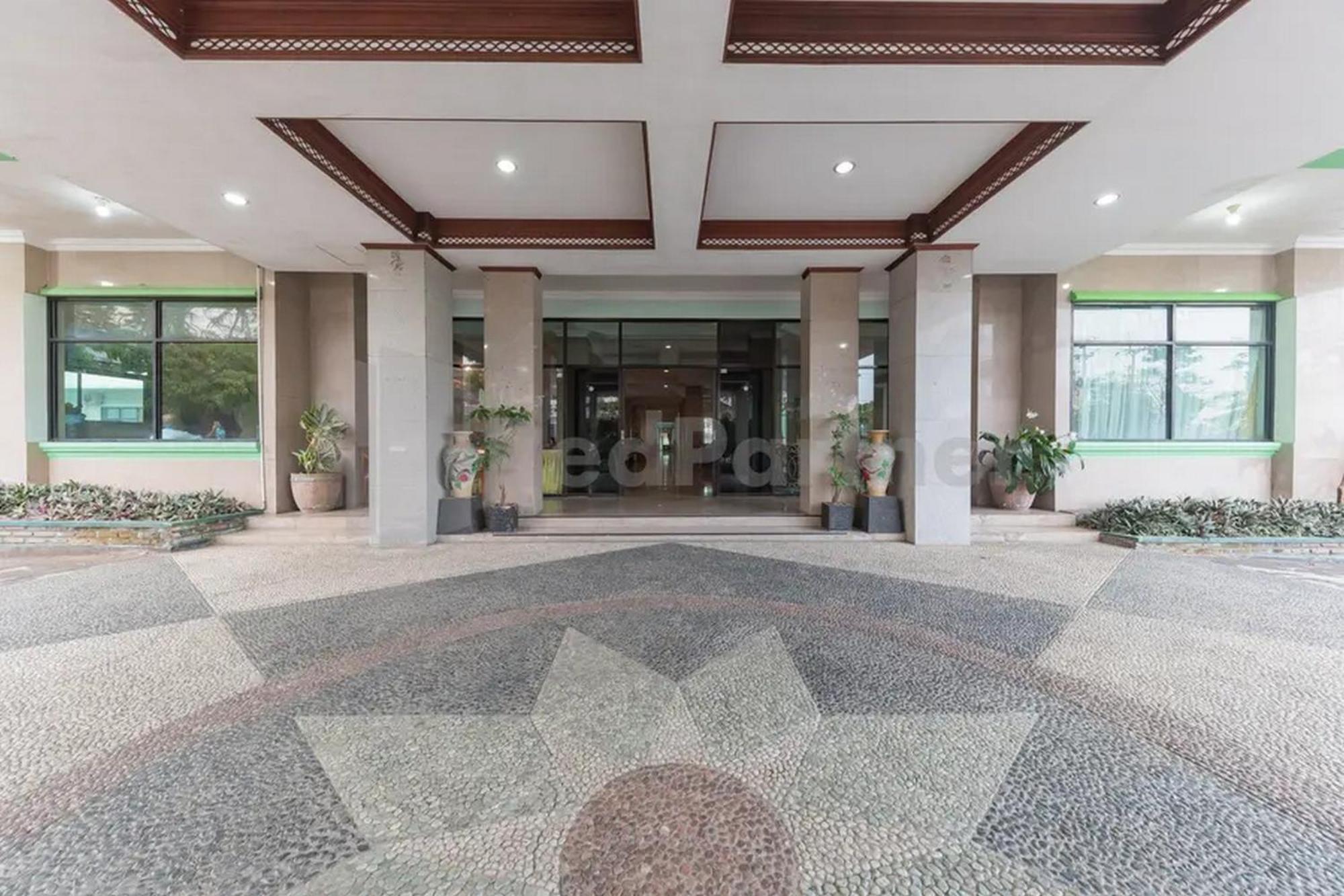 Hotel Ayong Linggarjati Kuningan Mitra Reddoorz Екстериор снимка