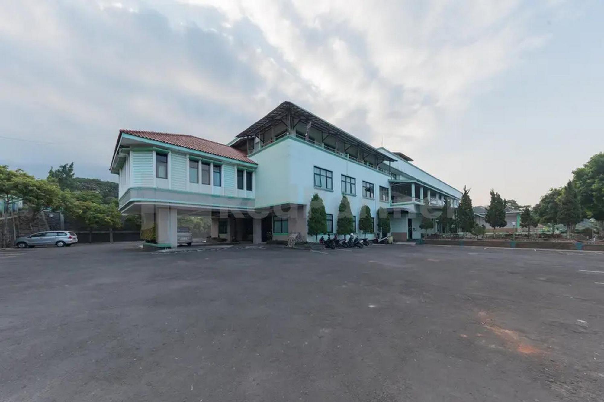 Hotel Ayong Linggarjati Kuningan Mitra Reddoorz Екстериор снимка