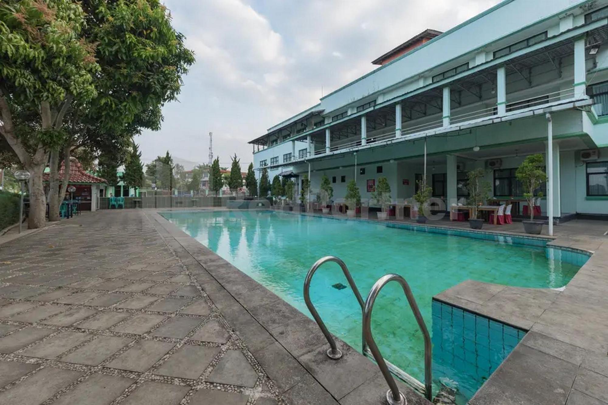 Hotel Ayong Linggarjati Kuningan Mitra Reddoorz Екстериор снимка