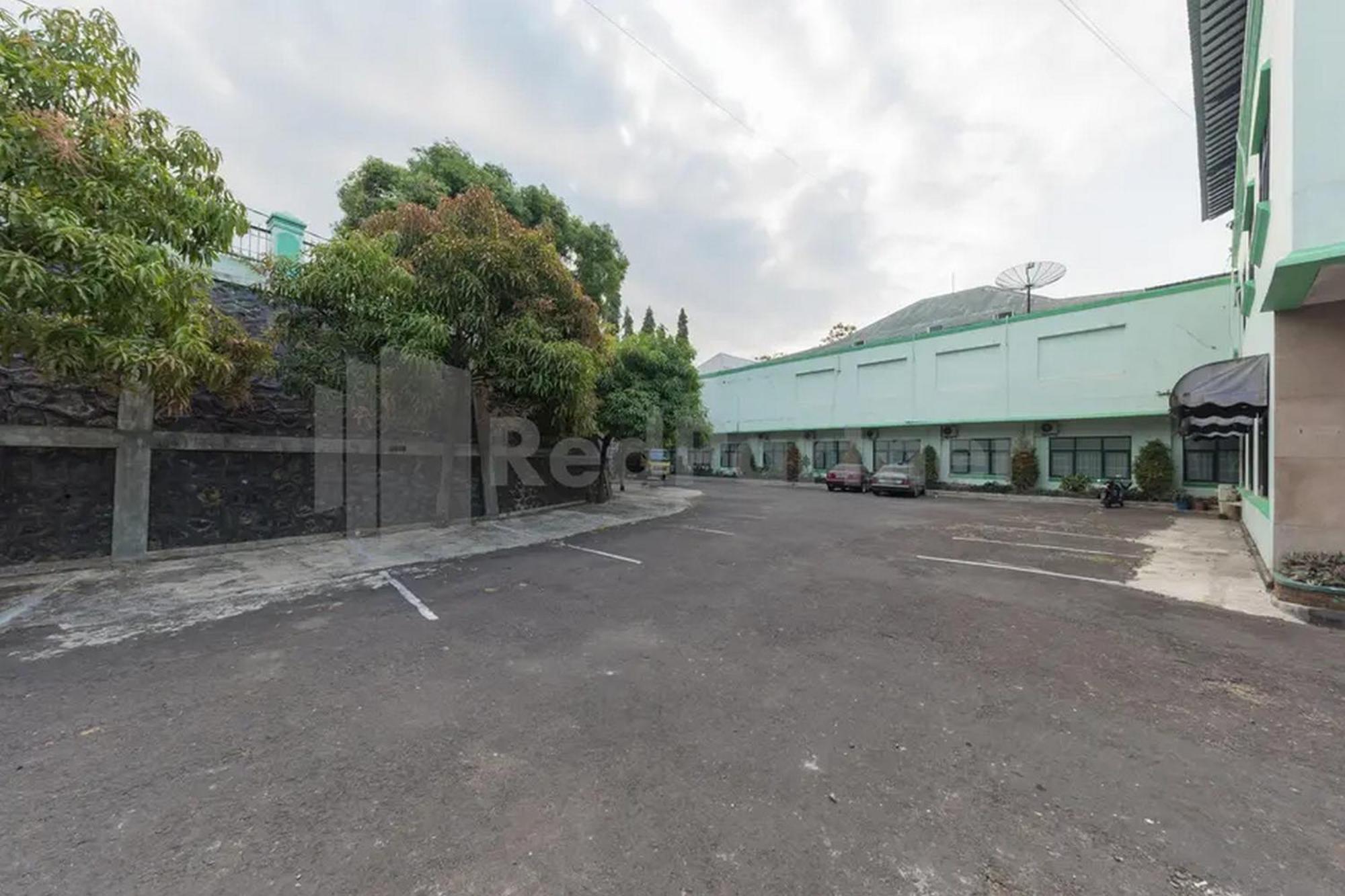 Hotel Ayong Linggarjati Kuningan Mitra Reddoorz Екстериор снимка