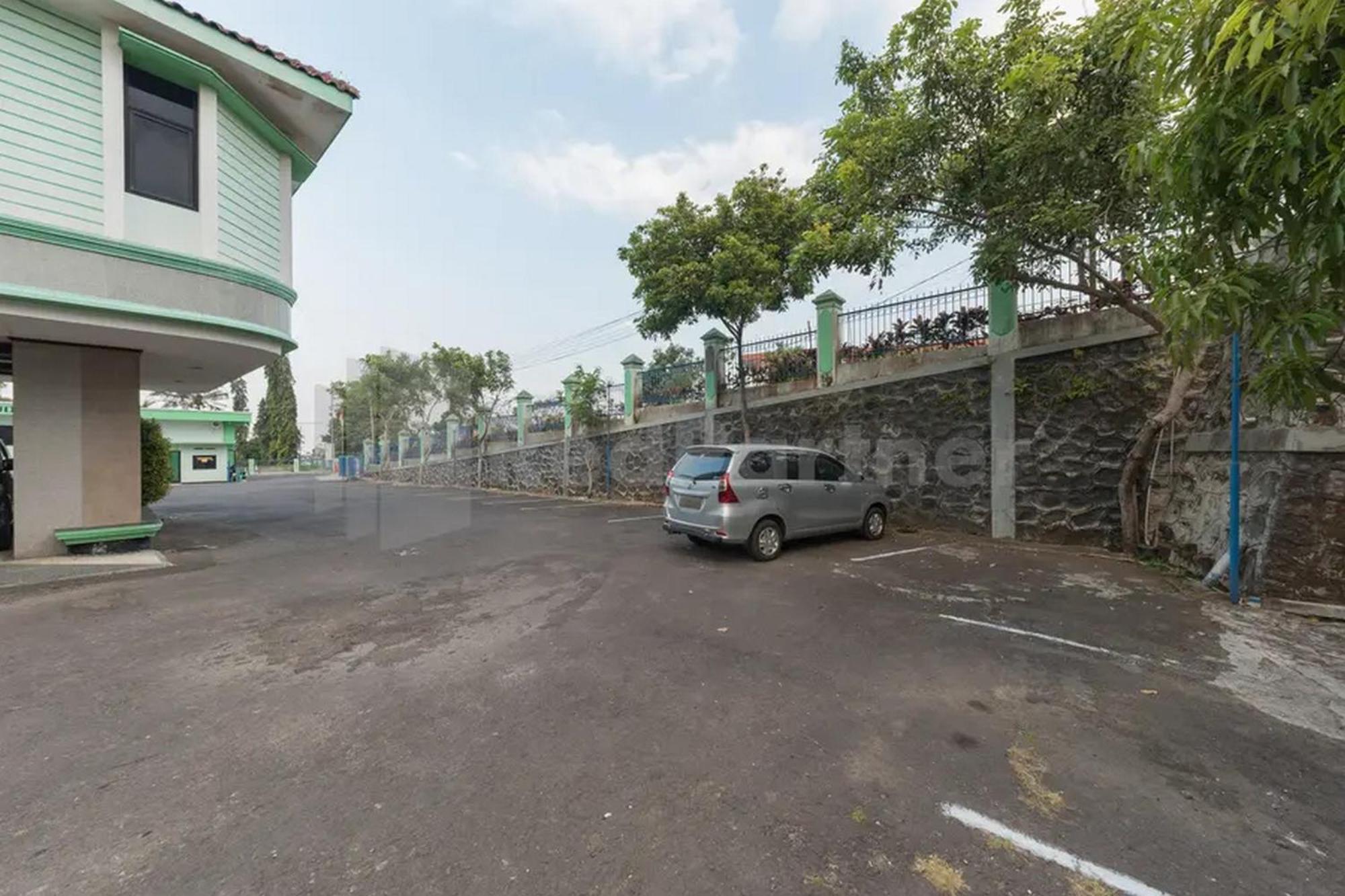 Hotel Ayong Linggarjati Kuningan Mitra Reddoorz Екстериор снимка