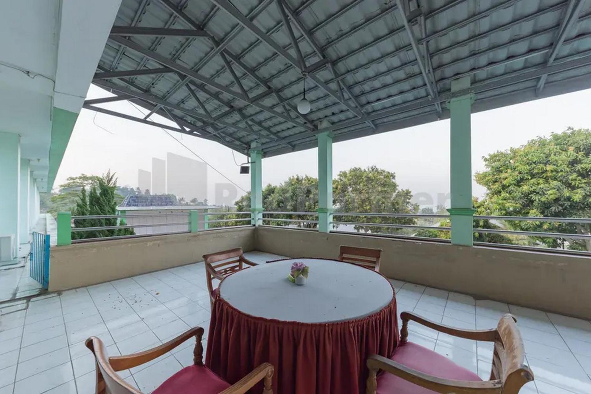 Hotel Ayong Linggarjati Kuningan Mitra Reddoorz Екстериор снимка