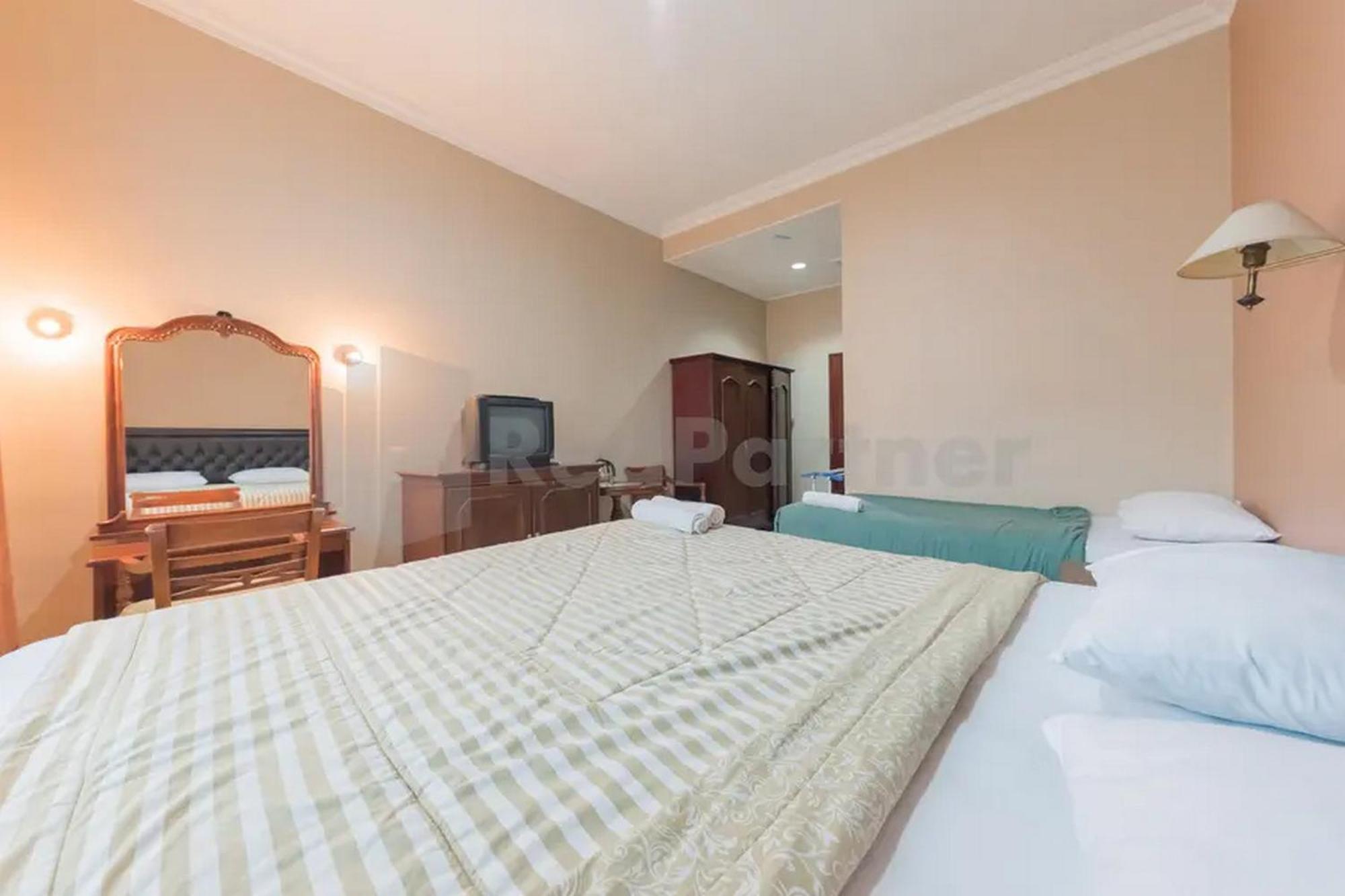 Hotel Ayong Linggarjati Kuningan Mitra Reddoorz Екстериор снимка